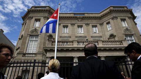 La bandera cubana ondea en la Embajada de Cuba en Washington