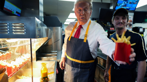 Trump protegió su camisa blanca y su corbata con un delantal.