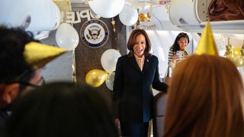 La vicepresidenta de EU y candidata presidencial demócrata Kamala Harris, recibió una sorpresa por parte de su equipo, el cual decoró el Air Force Two con globos, una tarjeta y un pastel de chocolate alemán por su cumpleaños 60.