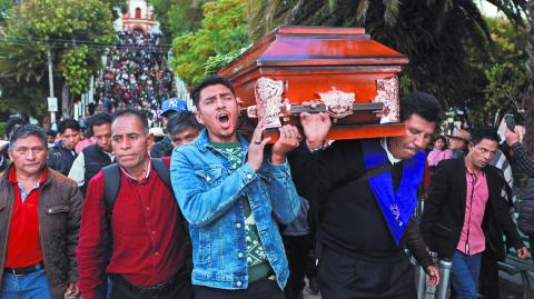 People carry the coffin with the body of priest Marcelo Perez, who was killed on Sunday after officiating a mass, in San Cristobal de las Casas in the southern state of Chiapas, Mexico, October 20, 2024. REUTERS/Gabriela Sanabria     TPX IMAGES OF THE DAY