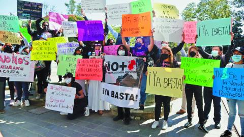 OAXACA, OAXACA, 18FEBRERO2022.- Periodistas oaxaqueÒos marcharon a la Alameda de LeÛn, en la capital del estado, para exigir un alto a las agresiones contra periodistas y justicia por los asesinatos, el caso m·s reciente el de Heber LÛpez el pasado 10 de febrero en Salina Cruz, Oaxaca. Los comunicadores marcharon en silencio y culminaron su manifestaciÛn con un mitin frente a la catedral oaxaqueÒa, donde colocaron un ata˙d con la fotografÌa de Heber LÛpez- 

FOTO: CAROLINA JIM…NEZ/CUARTOSCURO.COM