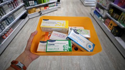 Diferentes cajas de pastillas anticonceptivas en una farmacia.