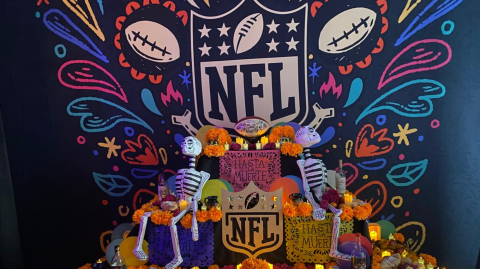 Aficionados de la NFL participaron en una dinámica especial por el Día de Muertos.