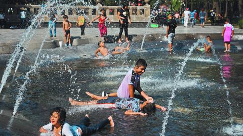 Las olas de calor también ofrecen una presión adicional a los sistemas de salud.