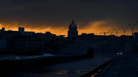 Vista de la ciudad al amanecer durante el cuarto día de un apagón masivo en La Habana el 21 de octubre de 2024.