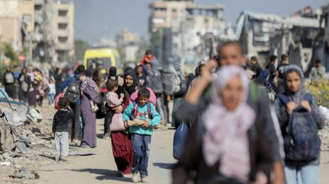 Palestinos desplazados huyen de la zona norte de Gaza en medio de una operación militar israelí.