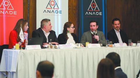 LUCIA OJEDA, FRANCISCO CASTILLO, JORGE KARGL Y CARLOS MENA LABARTHE DURANTE LA SESION ACADEMICA DE ANADE . FOTO : HUGO SALAZAR / EL ECONOMISTA