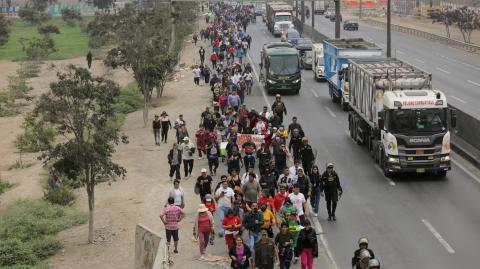 Empresas de transporte público realizan paro para exigir más acciones ante aumento de delincuencia y extorsión, en Lima.