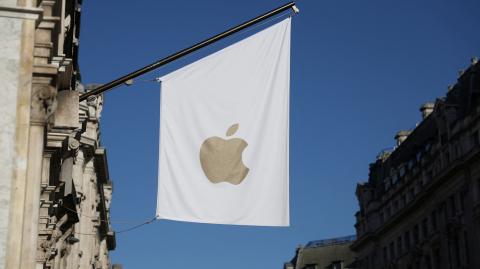 Vista de un cartel afuera de una tienda Apple en Londres, Gran Bretaña.