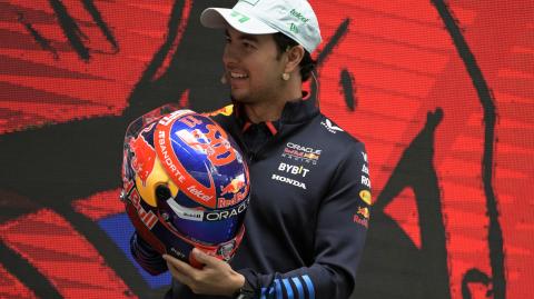 El piloto mexicano de Red Bull Racing, Sergio Pérez, muestra su casco durante una conferencia de prensa en la Plaza Carso de la Ciudad de México