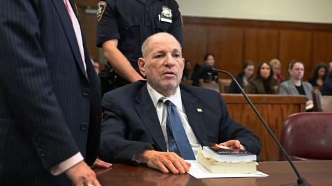 El Tribunal Supremo de Manhattan aplazó para el 29 de enero de 2025 la audiencia para iniciar el juicio por violación y agresión sexual del productor de Hollywood.

Para más información del tema, visita: https://www.eleconomista.com.mx/arteseideas/juicio-harvey-weinstein-aplaza-enero-20241023-731216.html 

¡Síguenos en nuestras redes sociales para mantenerte informado!

Twitter: https://twitter.com/eleconomista 
Facebook: https://www.facebook.com/ElEconomista.mx
Instagram: https://www.instagram.com/eleconomistamx
LinkedIn: https://www.linkedin.com/company/el-economista/

#ElEconomista #EETV