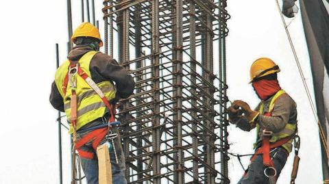 El valor de producción de las empresas constructoras cayó 1.4% durante agosto en su variación mensual, con lo que hiló dos bajas consecutivas (en julio fue del 0.9%) en cifras desestacionalizadas, informó el Instituto Nacional de Estadística y Geografía (INEGI), con base en la Encuesta Nacional de Empresas Constructoras (ENEC).

Para más información del tema, visita: https://www.eleconomista.com.mx/empresas/valor-produccion-empresas-constructoras-cayo-agosto-1-4-hilo-dos-meses-negativos-inegi-20241024-731379.html

¡Síguenos en nuestras redes sociales para mantenerte informado!

Twitter: https://twitter.com/eleconomista 
Facebook: https://www.facebook.com/ElEconomista.mx
Instagram: https://www.instagram.com/eleconomistamx
LinkedIn: https://www.linkedin.com/company/el-economista/

#ElEconomista #EETV