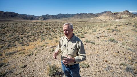 El director de la empresa Ioneer, Bernard Rowe, visita el sitio del proyecto de extracción de litio y boro Rhyolite Ridge Project en Rhyolite Ridge, Nevada.