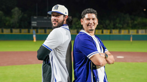 Javier Assad, lanzador de Seattle Mariners, y Andrés Muñoz, pelotero de Chicago Cubs.