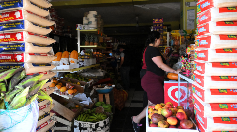 El miedo a las tinieblas aumenta en Ecuador. Los negocios cierran antes de la hora habitual, dejando barrios fantasmas.