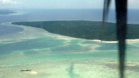 Islas y arrecifes en el archipiélago Wakatobi de Indonesia, un paraíso marino próspero que alberga una asombrosa abundancia de vida en el Triángulo de Coral.