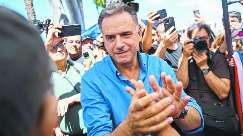 Habrá segunda vuelta electoral en Uruguay entre Yamandú Orsi (izq) y Álvaro Delgado (der).  REUTERS/Mariana Greif