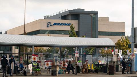 Boeing enfrenta una huelga de 33,000 de sus trabajadores.