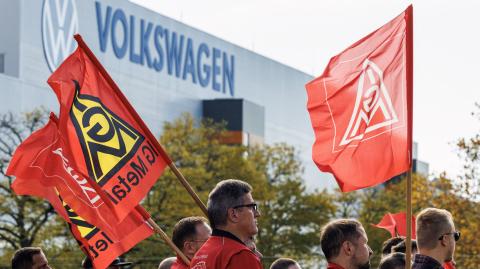 Trabajadores de la planta de Volkswagen en Zwickau, Alemania, se manifiestan tras el anuncio de la compañía.