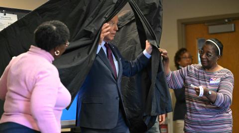 El presidente de Estados Unidos, Joe Biden, sale de la cabina de votación después de emitir su voto anticipado en las elecciones generales de 2024 en New Castle, Delaware.