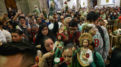 Devotos de San Judas Tadeo visitan el templo de San Hipólito.