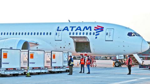 Handout photo released by Chile's Ministry of Health the first shipment of Chinese CanSino vaccines against COVID-19 being unloaded from a Latam airplane at the airport in Santiago, on May 28, 2021. Chile received Friday the first shipment of 300,000 Chinese single-dose CanSino vaccines, which will be used as a priority in isolated areas, at a time in which infections grow in the country despite the fact that 52% of the target population is immunized. (Photo by DAVID LILLO / Chile's Health Ministry / AFP) / RESTRICTED TO EDITORIAL USE - MANDATORY CREDIT AFP PHOTO / CHILE'S HEALTH MOINISTRY / DAVID LILLO - NO MARKETING NO ADVERTISING CAMPAIGNS -DISTRIBUTED AS A SERVICE TO CLIENTS