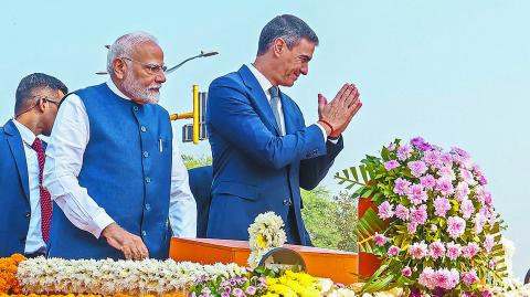 El presidente de España, Pedro Sánchez, junto al primer ministro de la India, Narendra Modi, ayer durante su visita a ese país.