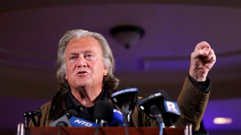 Steve Bannon ofrece una conferencia de prensa en la ciudad de Nueva York tras su liberación de la cárcel federal estadounidense en Connecticut