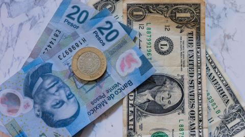 La divisa terminó por segunda jornada consecutiva sobre el nivel de 20 por dólar. Los inversionistas esperan las cifras del PIB local y de Estados Unidos.