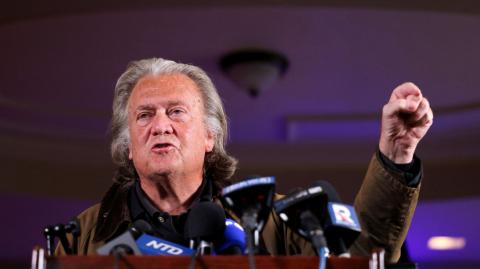 Bannon fue acusado de fraude electrónico y blanqueo de capitales en 2020 por, supuestamente, hacer uso personal de millones de dólares aportados por donantes.

Para más información del tema, visita: https://www.eleconomista.com.mx/internacionales/steve-bannon-exasesor-trump-sale-prision-cuatro-meses-encierro-desacato-20241029-732012.html 

¡Síguenos en nuestras redes sociales para mantenerte informado!

Twitter: https://twitter.com/eleconomista 
Facebook: https://www.facebook.com/ElEconomista.mx
Instagram: https://www.instagram.com/eleconomistamx
LinkedIn: https://www.linkedin.com/company/el-economista/

#ElEconomista #EETV