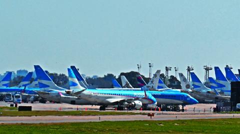 Este es el primer paso para que la administración libertaria avance en el proceso de venta de la aerolínea y que ésta acompañe a Belgrano Cargas, la estatal de ferrocarriles, en la lista de las empresas públicas que pasan a manos privadas.(Photo by Luis ROBAYO / AFP)