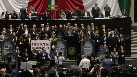 Diputados de la oposición protestaron durante la sesión ordinaria en el Pleno de la Cámara de Diputaods.