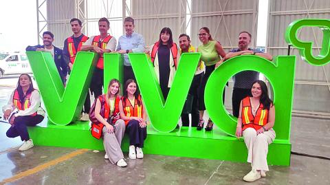 Este miércoles, en su hangar en el aeropuerto de Monterrey, se presentó oficialmente la nueva imagen en uno de sus 88 aviones Airbus (al cierre de año tendrán dos más).