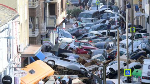 Las peores inundaciones en más en más de medio siglo en España dejaron al menos 158 muertos, según un balance divulgado este jueves por las autoridades, que siguen buscando víctimas en poblaciones arrasadas por el agua y el lodo.

Para más información del tema, visita: https://www.eleconomista.com.mx/internacionales/150-muertos-inundaciones-siglo-espana-20241031-732335.html

¡Síguenos en nuestras redes sociales para mantenerte informado!

Twitter: https://twitter.com/eleconomista 
Facebook: https://www.facebook.com/ElEconomista.mx
Instagram: https://www.instagram.com/eleconomistamx
LinkedIn: https://www.linkedin.com/company/el-economista/

#ElEconomista #EETV