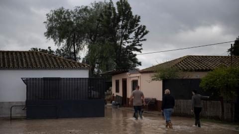 La gente camina en una calle inundada en Jerez de la Frontera, cerca de Cádiz, después de que fuertes lluvias azotaran el sur de España.