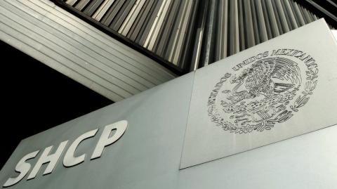 De acuerdo con la SHCP, la transacción cumplió con tres objetivos. El primero fue mejorar el perfil de vencimientos de la deuda pública que está contratada en pesos.

Para más información del tema, visita: https://www.eleconomista.com.mx/economia/gobierno-sheinbaum-realiza-primer-manejo-pasivos-operacion-47-487-millones-pesos-20241031-732402.html 

¡Síguenos en nuestras redes sociales para mantenerte informado!

Twitter: https://twitter.com/eleconomista 
Facebook: https://www.facebook.com/ElEconomista.mx
Instagram: https://www.instagram.com/eleconomistamx
LinkedIn: https://www.linkedin.com/company/el-economista/

#ElEconomista #EETV