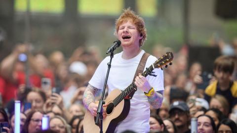 El cantante Ed Sheeran cantando en el Rockefeller Center en 2023. Foto: Reuters