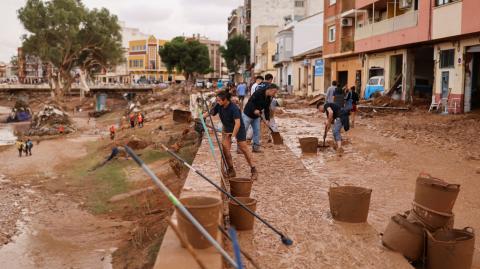 Voluntarios y vecinos ayudan a limpiar tras las fuertes lluvias que provocaron inundaciones, en Paiporta, cerca de Valencia, España