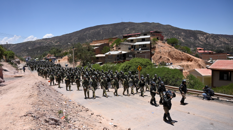 Fuerzas de seguridad bolivianas se movilizan en Parotani, Bolivia, ante bloqueos de carreteras clave por parte de grupos armados presuntamente partidarios del expresidente Evo Morales.