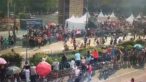 Avanza el desfile del Día de Muertos.