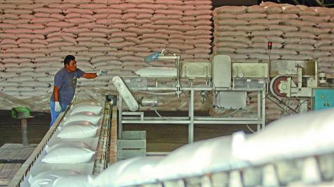 ZACATEPEC, MORELOS., 25ENERO2013.- Debido a que las bodegas del Ingenio azucarero ‚ÄúEmiliano Zapata‚Ä˘ de Zacatepec, se encuentran a su m√°xima capacidad, trasladaron toneladas de costales de az√∫car a la Cancha Morelos perteneciente al Ingenio. Ca√±eros morelenses mantienen guardias a las afueras de las bodegas del Ingenio ante la falta de respuesta de las autoridades para estabilizar el precio del az√∫car. 
FOTO: SA√ˆL L√ìPEZ / CUARTOSCURO.COM