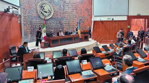 El paquete económico fue entregado al Congreso por la Secretaría de la Hacienda Pública estatal e integrantes del equipo de transición del gobernador electo Pablo Lemus.