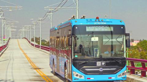 Desde su campaña, la presidenta Claudia Sheinbaum prometió replicar en el país proyectos de transporte electrificado como el del trolebús elevado que corre por la calzada Ermita Iztapalapa.