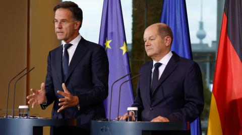 El secretario general de la OTAN, Mark Rutte y el canciller alemán Olaf Scholz se dirigen a una conferencia de prensa conjunta tras una reunión en la Cancillería en Berlín.