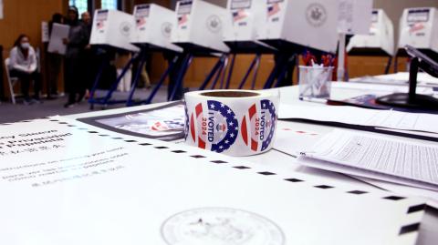 Un rollo de pegatinas con la leyenda "Yo voté" sobre una mesa en un centro de votación en la ciudad de Nueva York el día de las elecciones. Foto : AFP