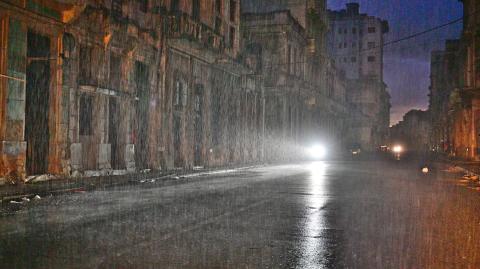 La tormenta tropical 'Rafael' gana intensidad en su avance sobre las aguas del mar Caribe y representa ya una amenaza para las islas Caimán y para Cuba, país que se prepara ya para recibir el miércoles un ciclón que previsiblemente alcanzará la categoría de huracán.