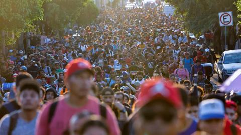 Migrantes caminan en caravana en un intento por llegar a la frontera con Estados Unidos, en Tapachula