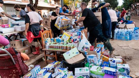 Varias personas reparten productos en Valencia, España