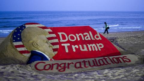 Una escultura realizada por el artista de arena indio Sudarsan Pattnaik que representa al expresidente estadounidense y candidato presidencial republicano Donald Trump