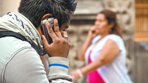 M√âXICO, D.F., 12ENERO2015.- Las l√≠neas de telefon√≠a celular ascendieron a 101 millones 339 mil suscripciones, se estima que para el termino del a√±o en curso el numero sea mucho mayor a los 110 millones, esto refleja mas del 80% de la poblaci√≥n en M√©xico. 
FOTO: ISABEL MATEOS /CUARTOSCURO.COM